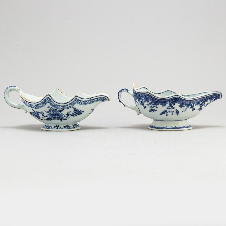 Two blue and white export sauceboats/saucers, Qing dynasty, Qianlong (1736-95).