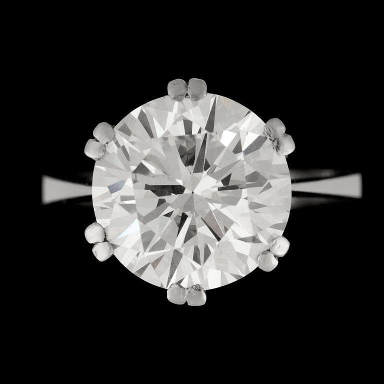 A brilliant cut diamond ring, 5.55 cts.