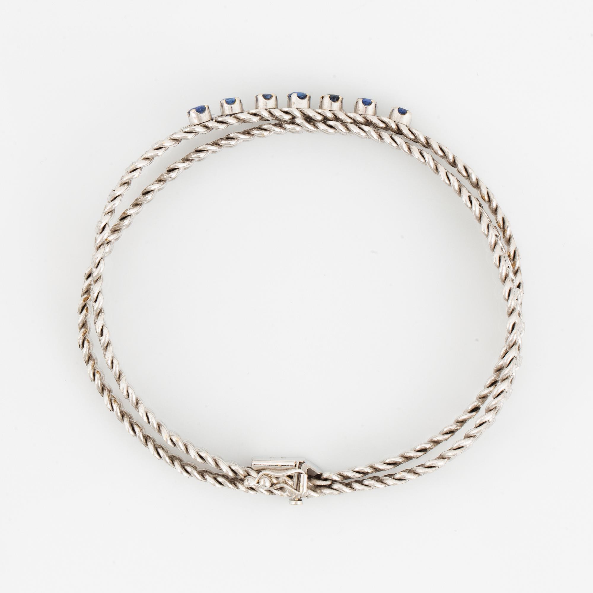 Armband vitguld med små fasettslipade safirer.