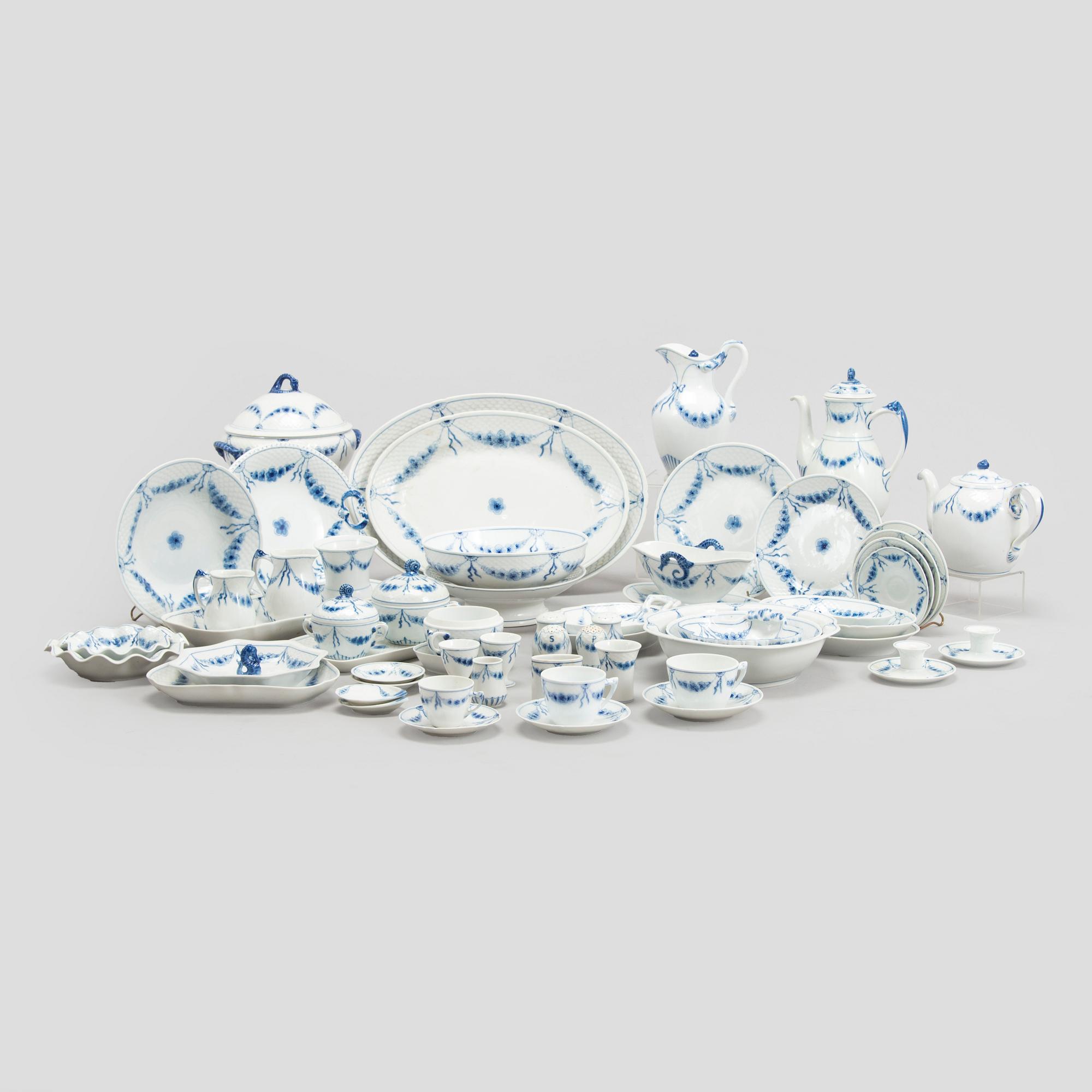 Harriet Bing, astiasto, 110 osaa, "Empire" posliini,  ja pöytäliina, Bing & Grøndahl Tanska.