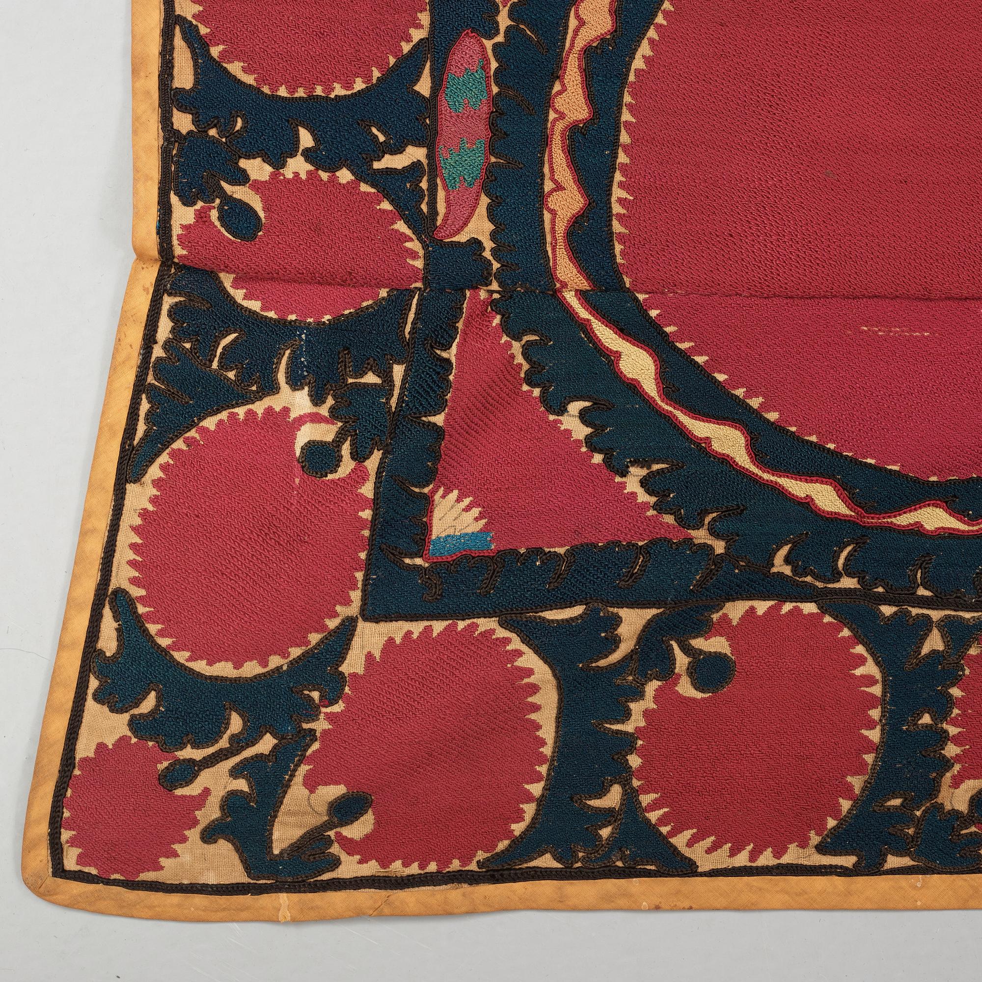 AN ANTIQUE UZBEK SUZANI EMBROIDERY, ca 253,5 x 142 cm (as well as 246x35, 108x9 and 138x7 cm).