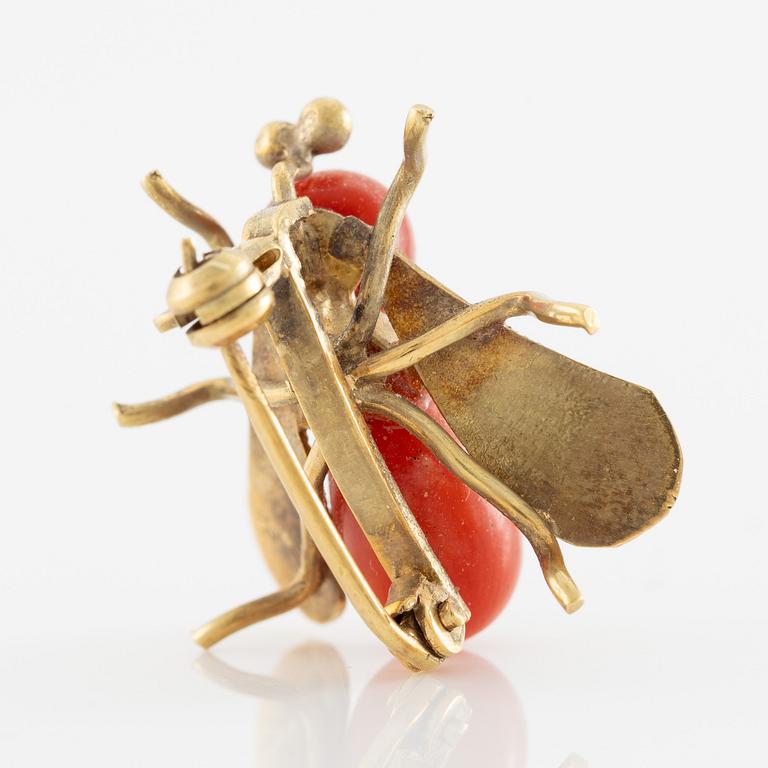 Brooch, 18K gold and coral in the shape of an insect.