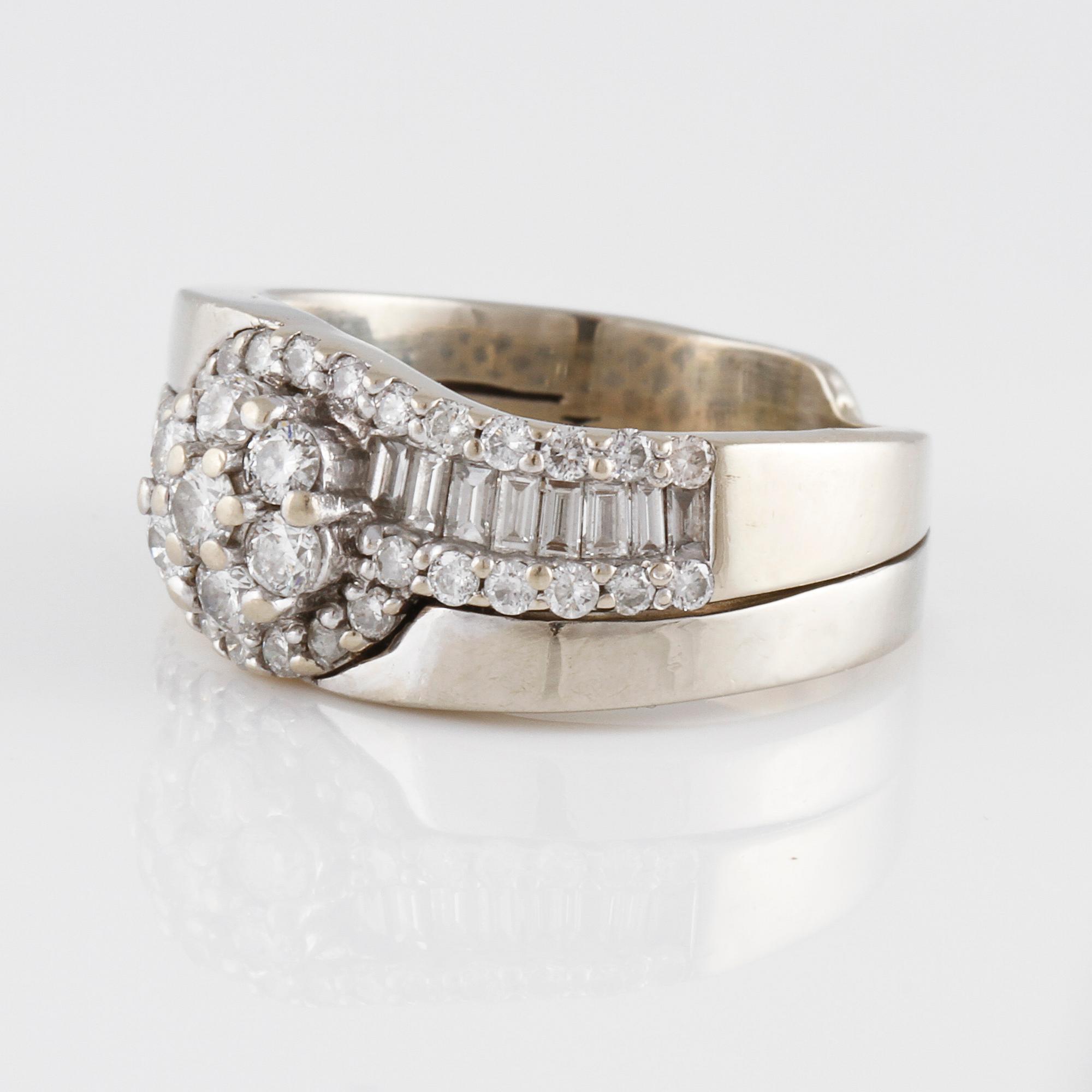 RING, 14K guld med briljant och baguettslipade diamanter ca 1.00 ct. Vikt 6,3 gram.