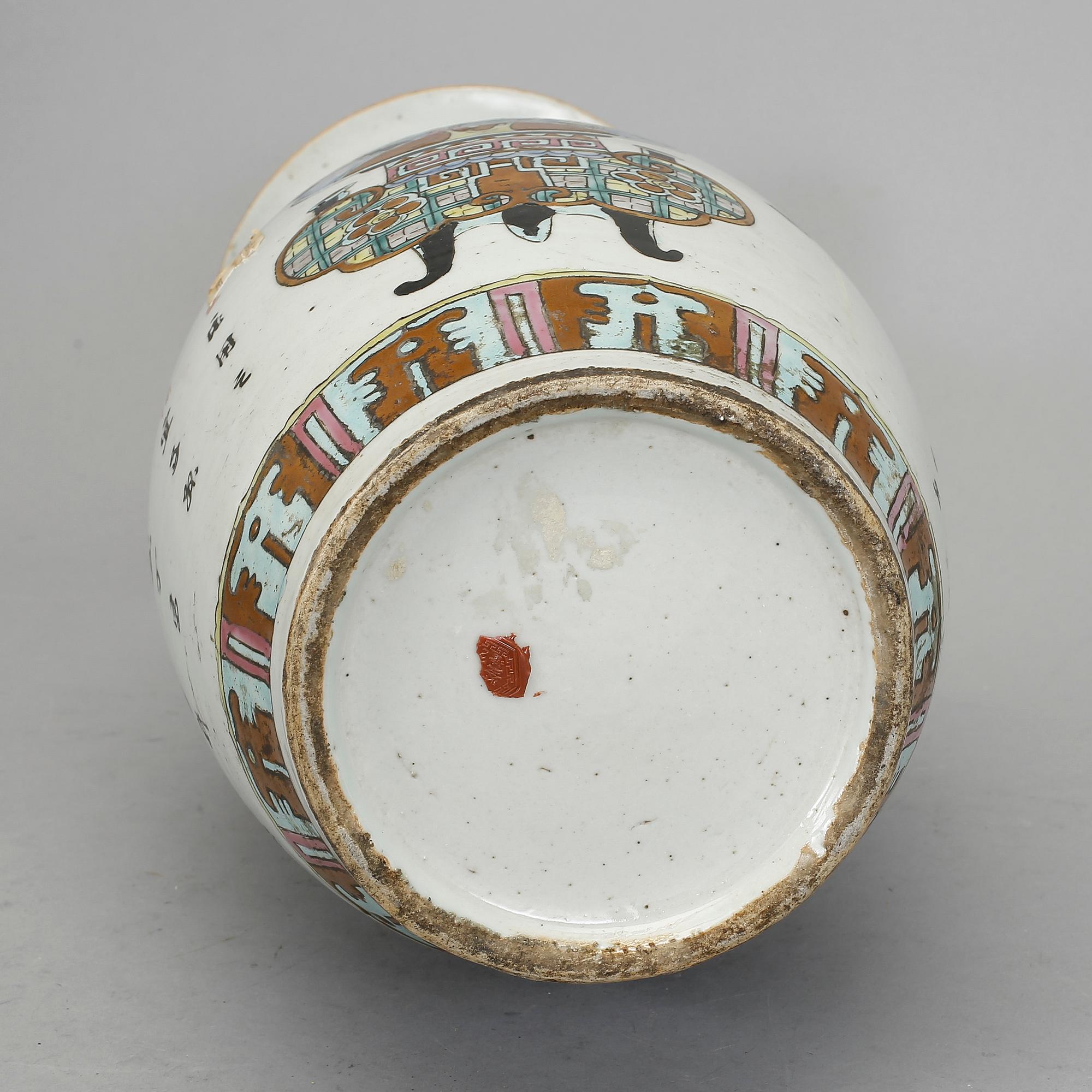 GOLVVAS, porslin. Kina, omkring 1900.
