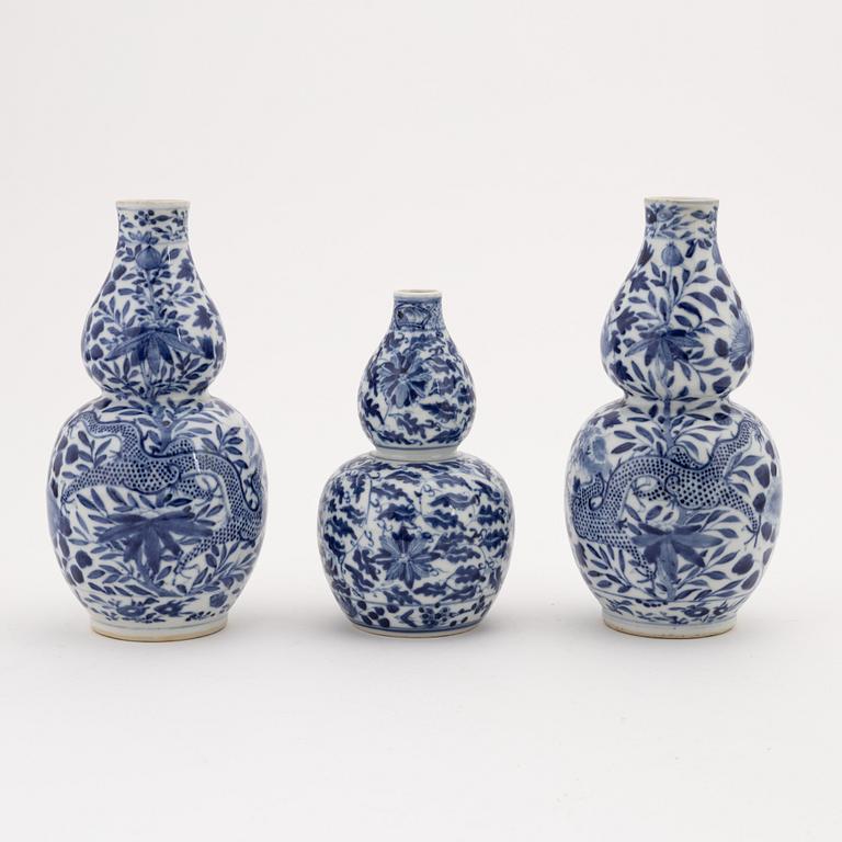 A set of three blue and white vases, Qing dynasty, 19th century.