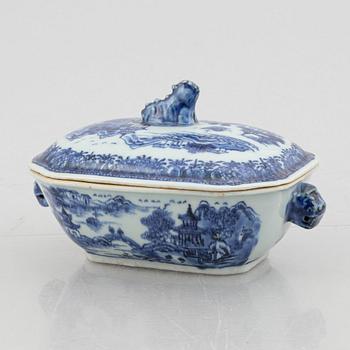 A blue and white small tureen with cover and stand, Qing dynasty, Qianlong (1736-95).