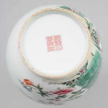 VAS, porslin, Kina, 1900-tal.