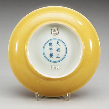 SKÅLFAT, porslin. Ming dynastin med Zhengdes sex karaktärers märke och period (1506-21).