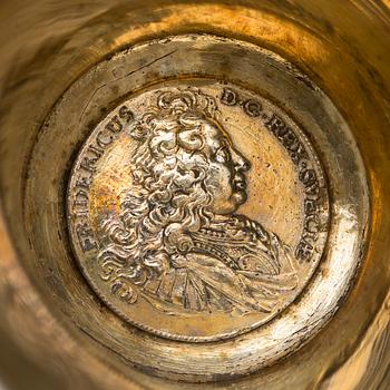 BÄGARE, silver, minnesmynt i botten. Otydliga stämplar. 1700-tal. Vikt ca 312 g.