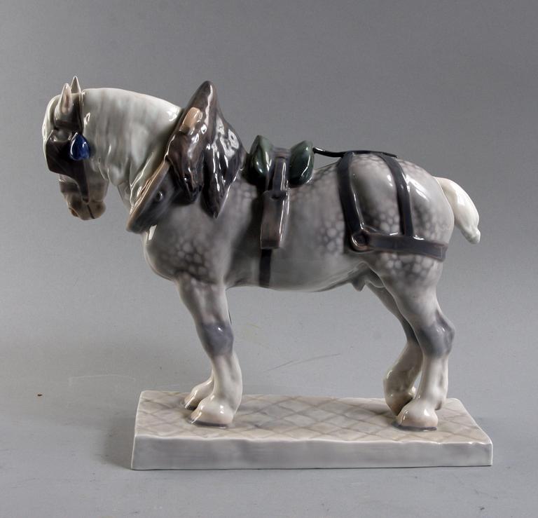 FIGURIN, porslin, C J Buenesen, Royal Copenhagen, sign.