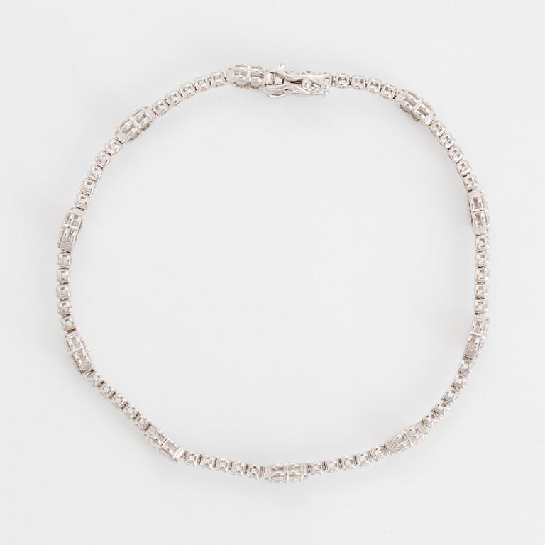 Armband med briljantslipade diamanter.