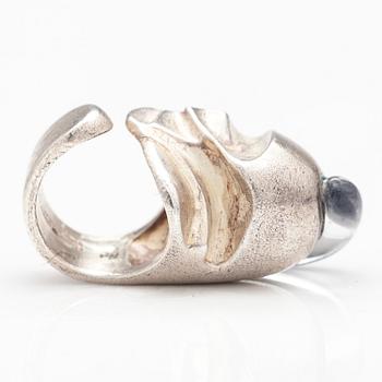 BJÖRN WECKSTRÖM, A sterling silver and acrylic ring "Jaara's helmet". Lapponia 1971.