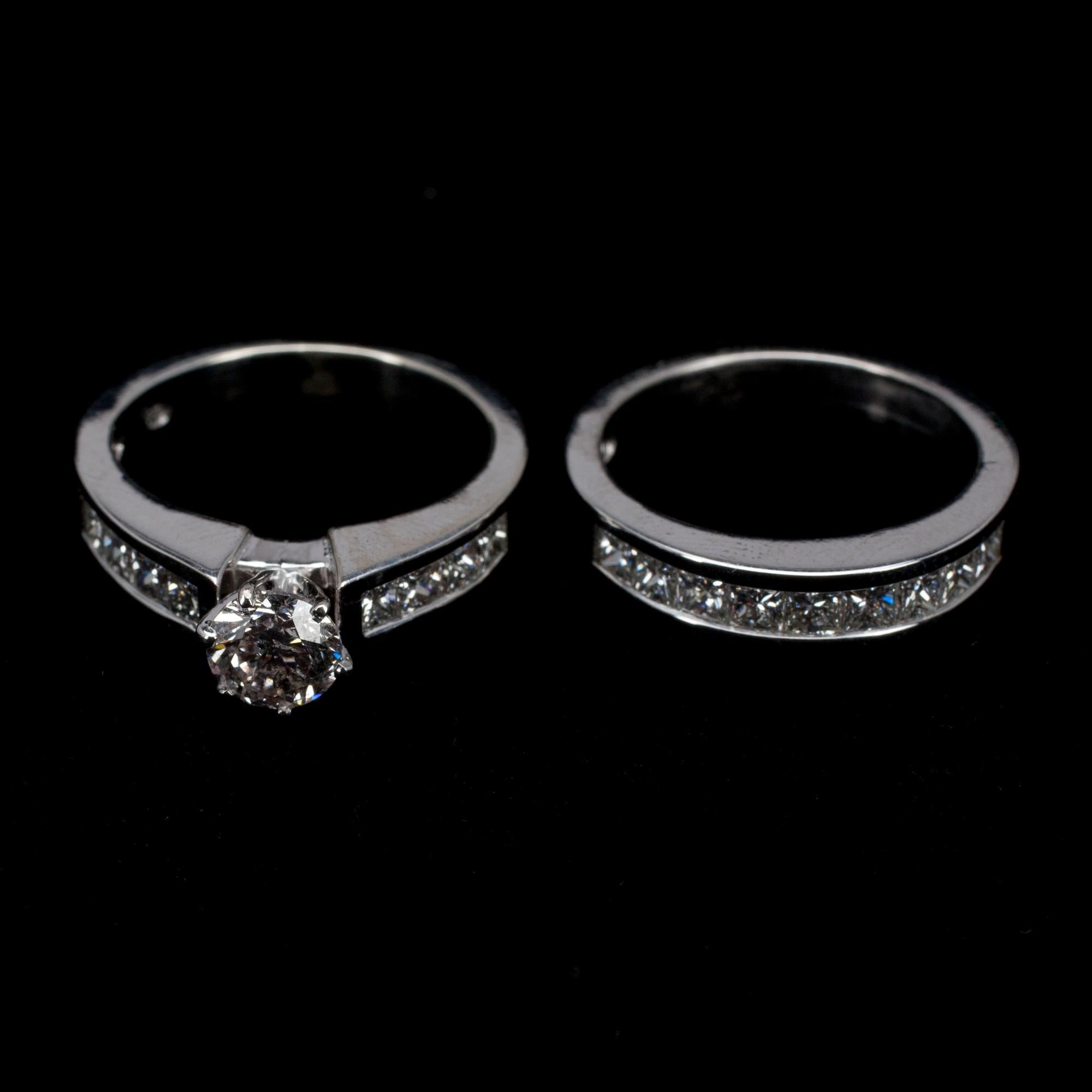 RINGAR, 2 st, vitguld 14K, briljantslipad mittsten 0,61 ct, små diamanterer tot. 1,40 ct. Vikt tot. 8,9 g.