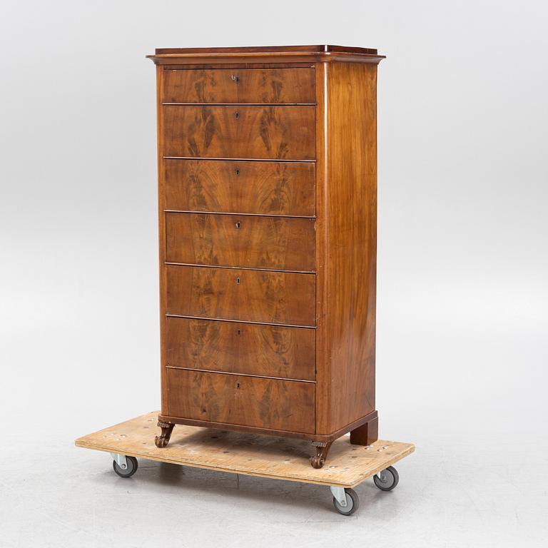 A mahogany veneered chest of drawers, 19th Century.