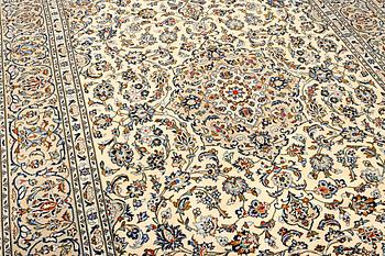 A Kashan carpet, a. 297 x 200 cm.