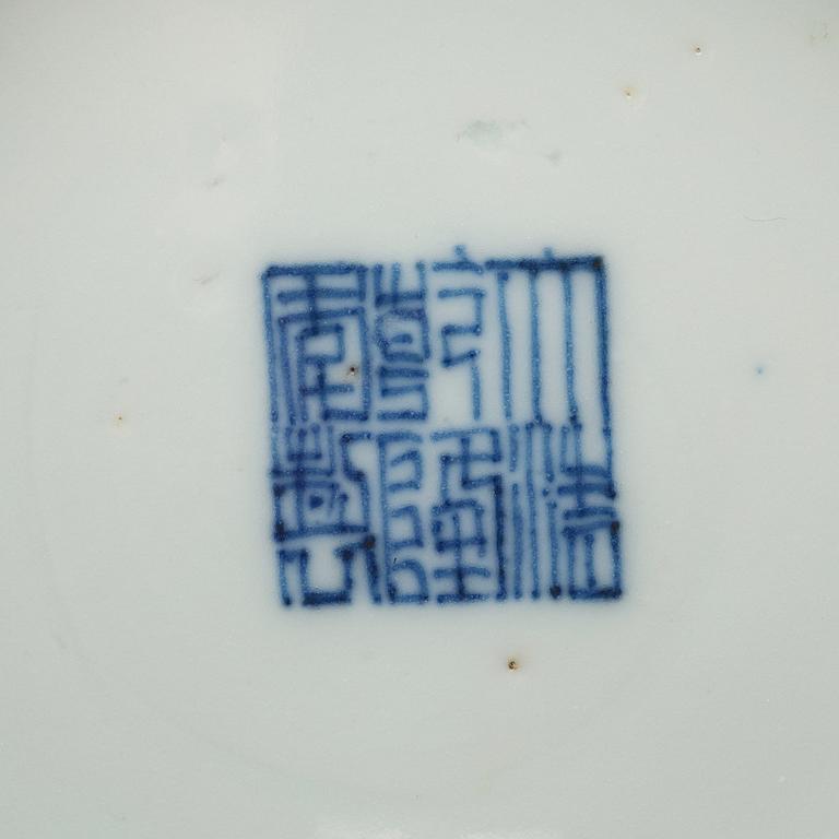 A blue and white bowl, Qing dynasty (1644-1912), with Qianlong sealmark.