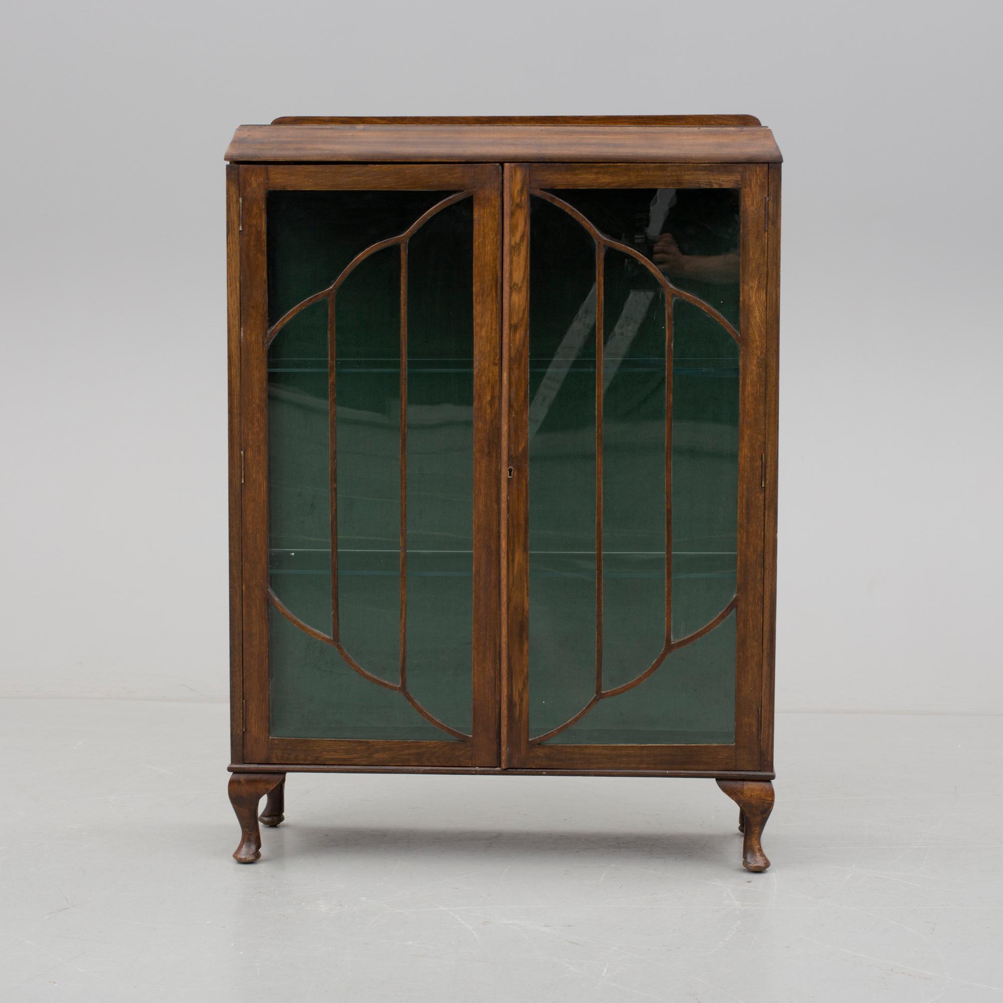 VITRINSKÅP, 1900-talets första hälft.