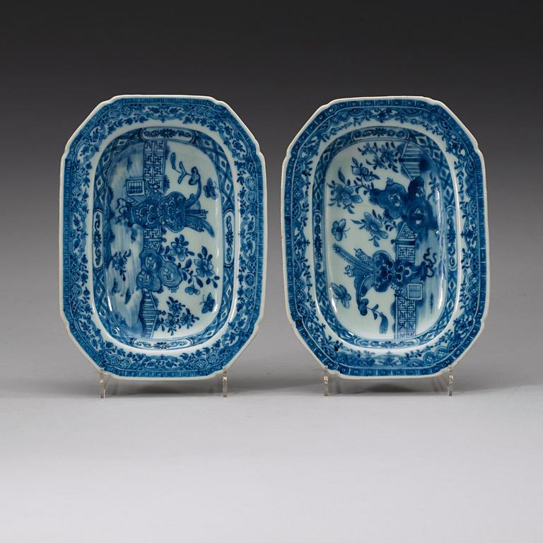 A pair of blue and white butter tureens with covers and stands, Qing dynasty, Qianlong (1736-95).