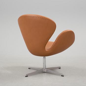 ARNE JACOBSEN, fåtölj, "Svanen", Fritz Hansen, Danmark, 1900-talets andra hälft.