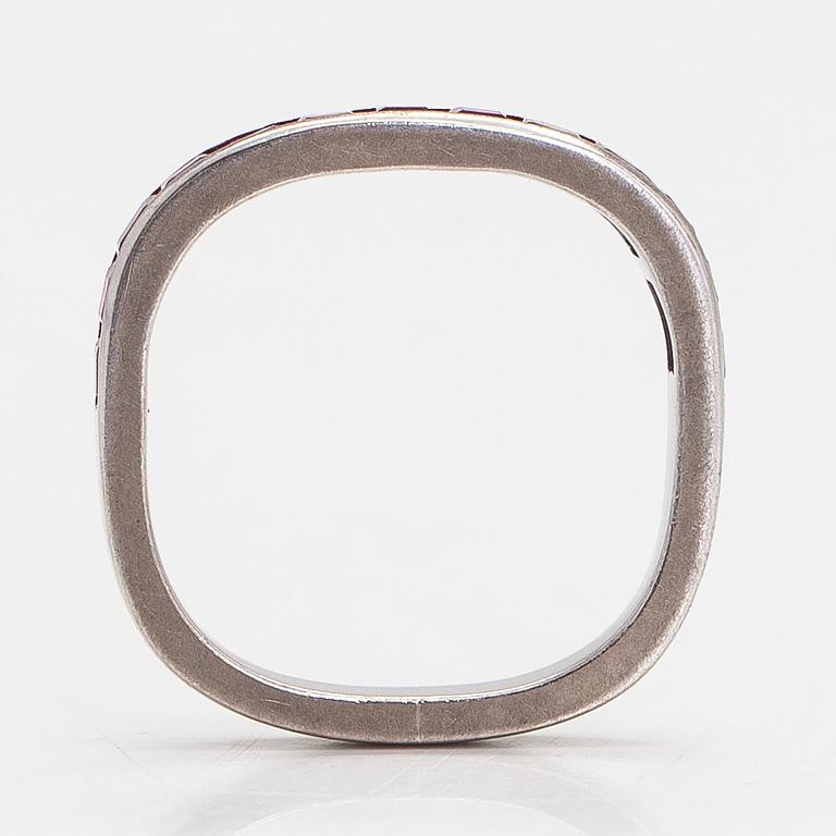 Ring, alliansring, 18K vitguld med carréslipade rubiner.