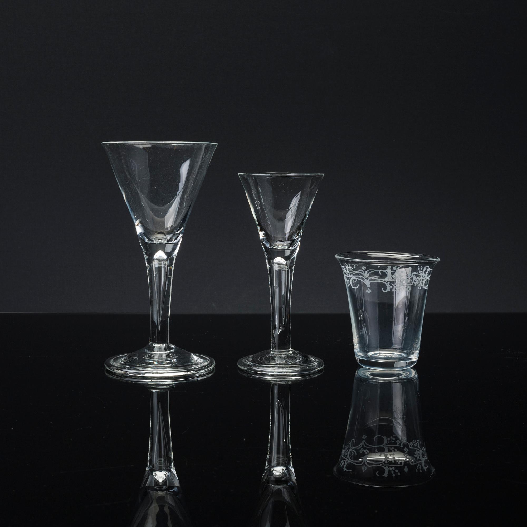 VINGLAS, SNAPSGLAS samt VATTENGLAS, 7+13+6=26 delar, "Enhörna", IKEA:s 1700-talserie, 1994.