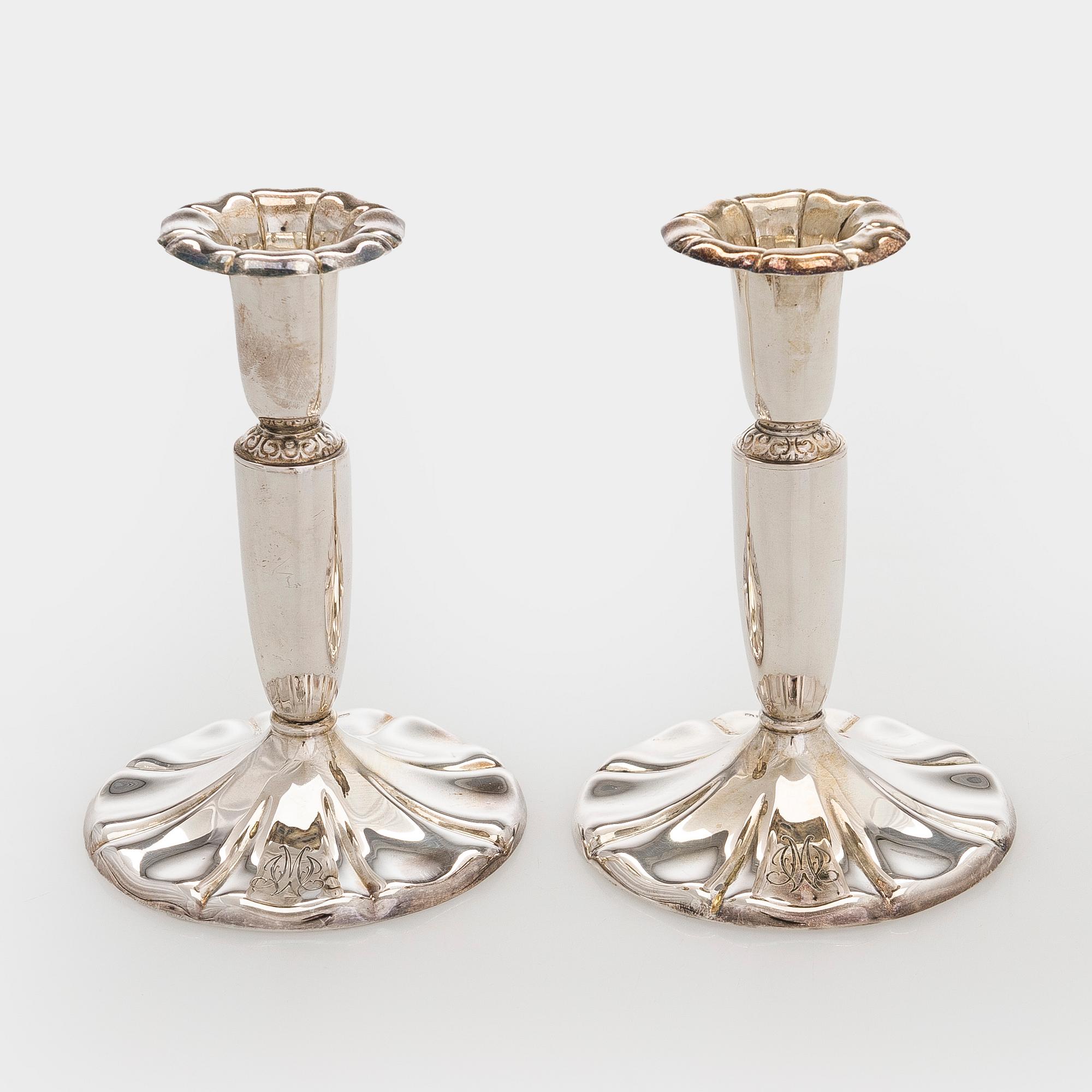 Kahvikalusto, 3 osaa, ja kynttilänjalkapari, hopeaa, Kultakeskus, Hämeenlinna 1946 ja 1948.