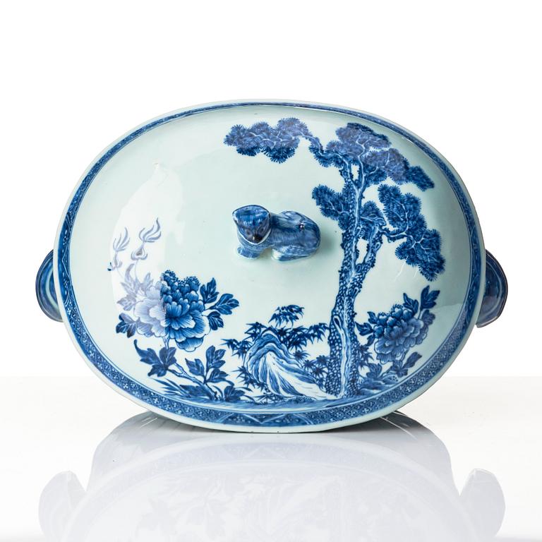 A Chinese tureen with cover, Qing dynasty, Qianlong (1736-95).