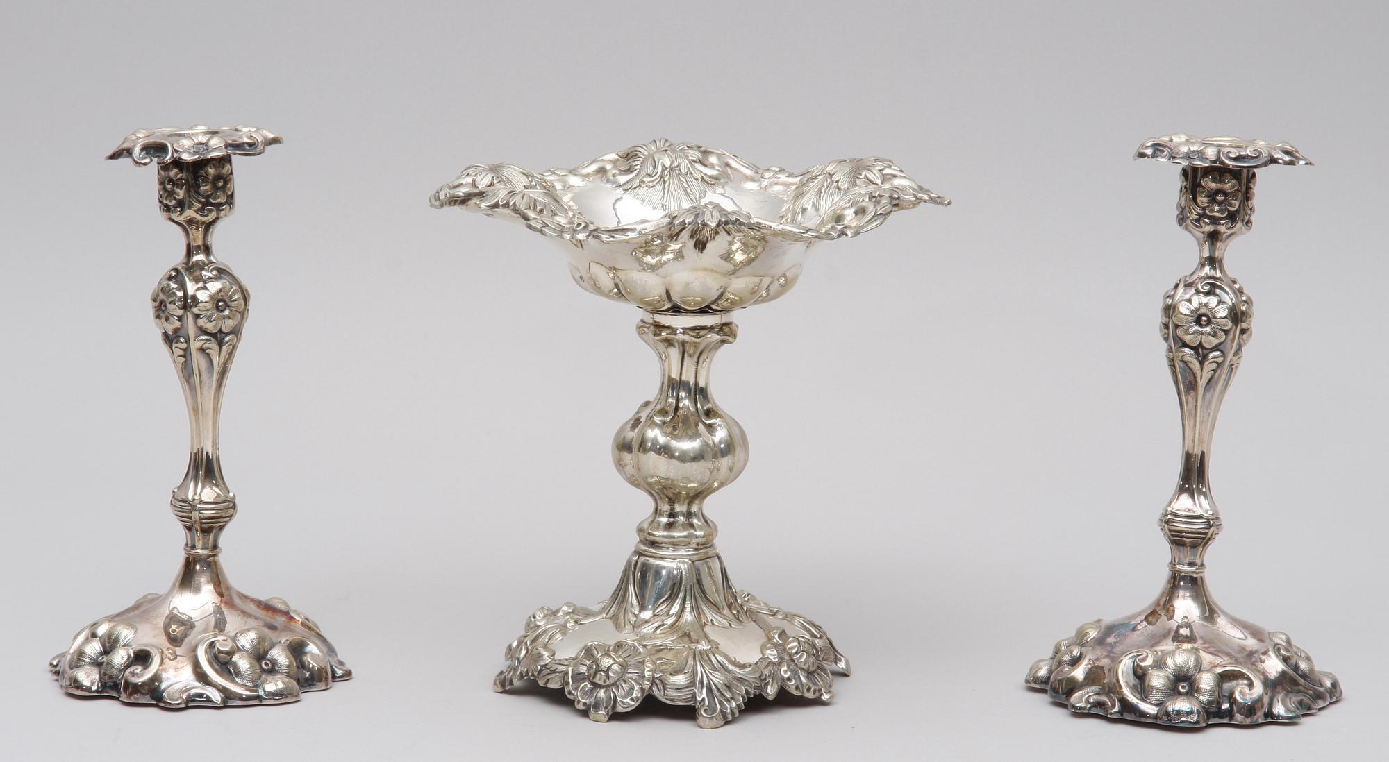 SKÅL PÅ FOT samt LJUSSTAKAR, ett par.