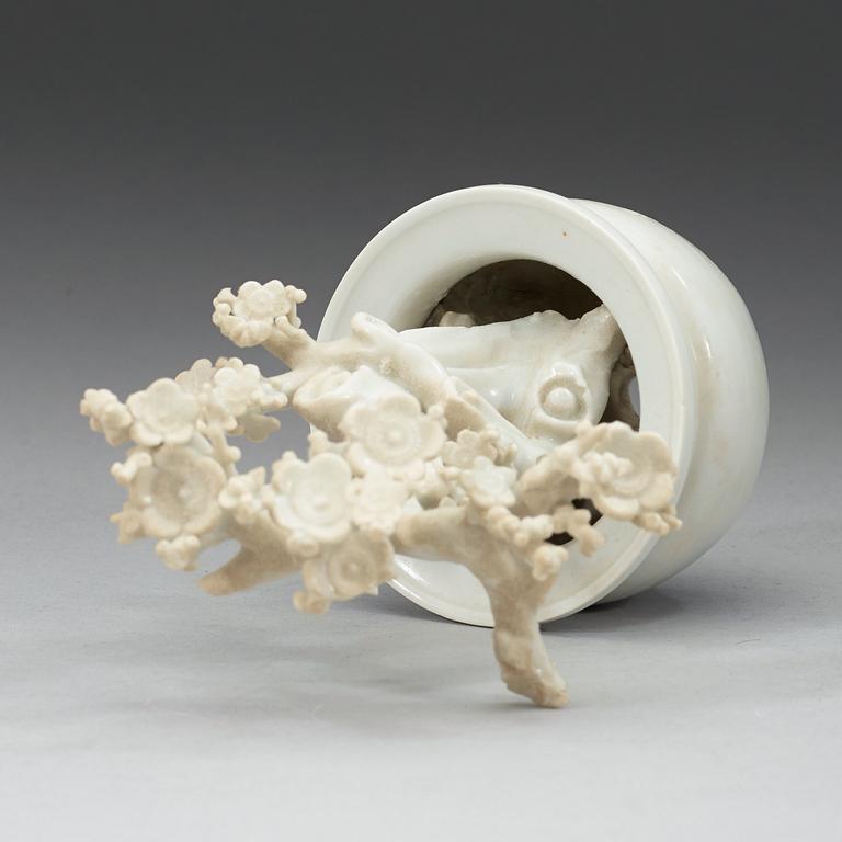 A blanc de chine miniature garden pot with a plant, Qing dynasty (1664-1912).