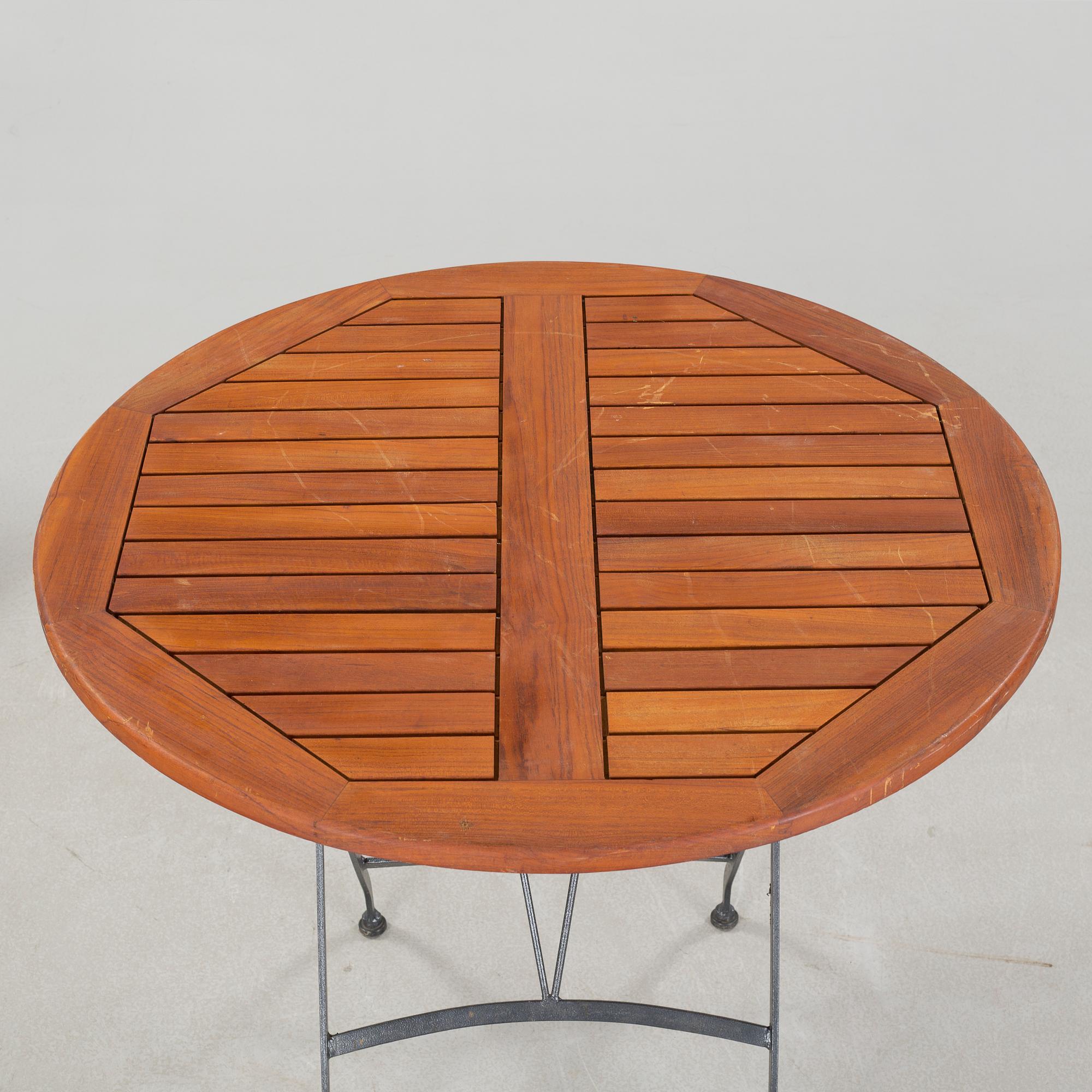A garden table and four garden chairs from Covent Garden, 21th century.