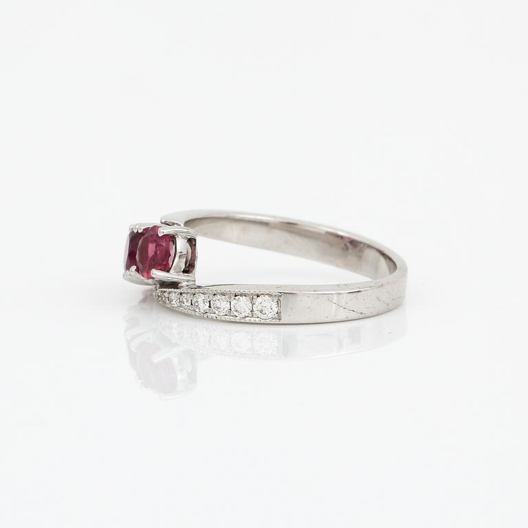 RING, 14K vitguld med rosa turmalin och briljantslipade diamanter tot ca 0,32 ct. Vikt 3,47 gram.