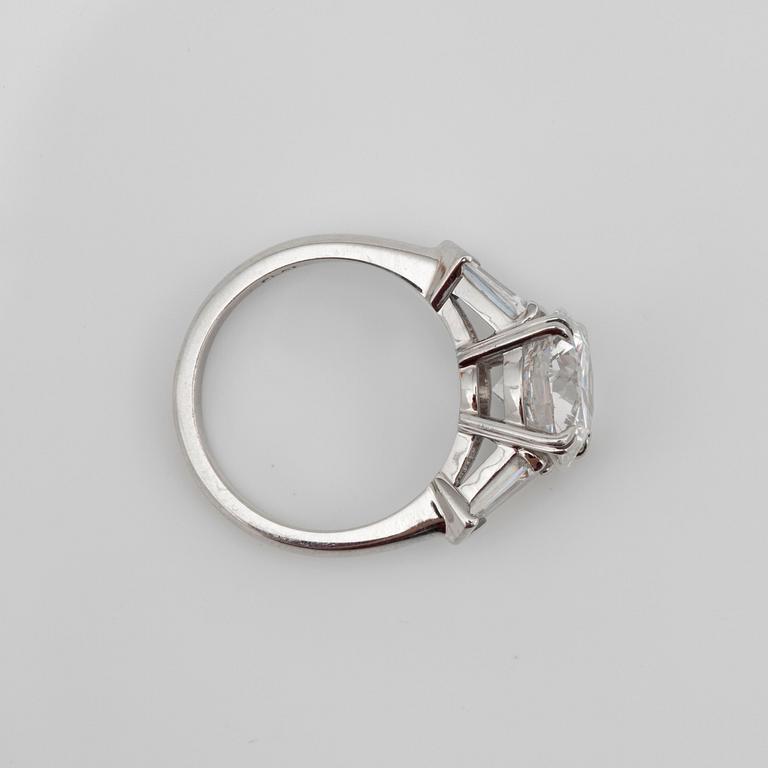 A brilliant-cut, 3.54 cts F/VVS1, and kite-shaped, 0.90 ct, diamond ring.