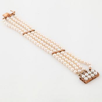 A cultured pearl bracelet.