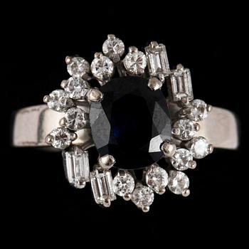 RING, 14k vitguld med fasettslipad blå safir samt 16 briljantslipade och 4 baguettslipade diamanter, 2000-tal. Vikt 4 g.