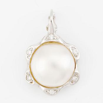 Pendant, 18K white gold with a half pearl and small brilliant-cut diamonds.