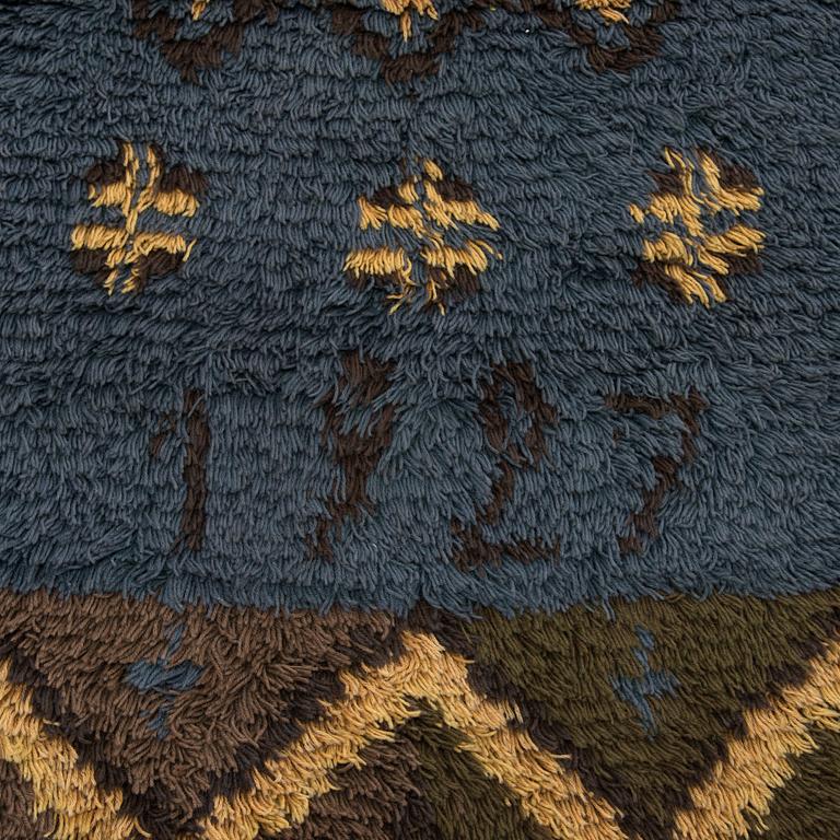 A Finnish folkart long pile rug dated 1927. Circa 170 x 130 cm.