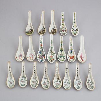 A set of 20 porcelain spoons, China, 20th Century.