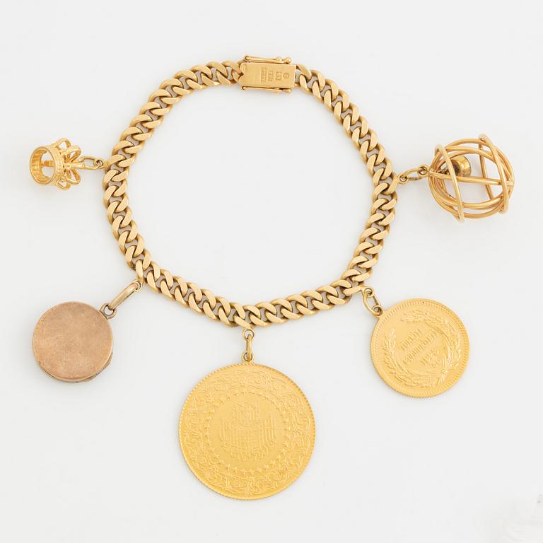 Armband, 18K guld med två berlocker  turkiska mynt 22K guld.