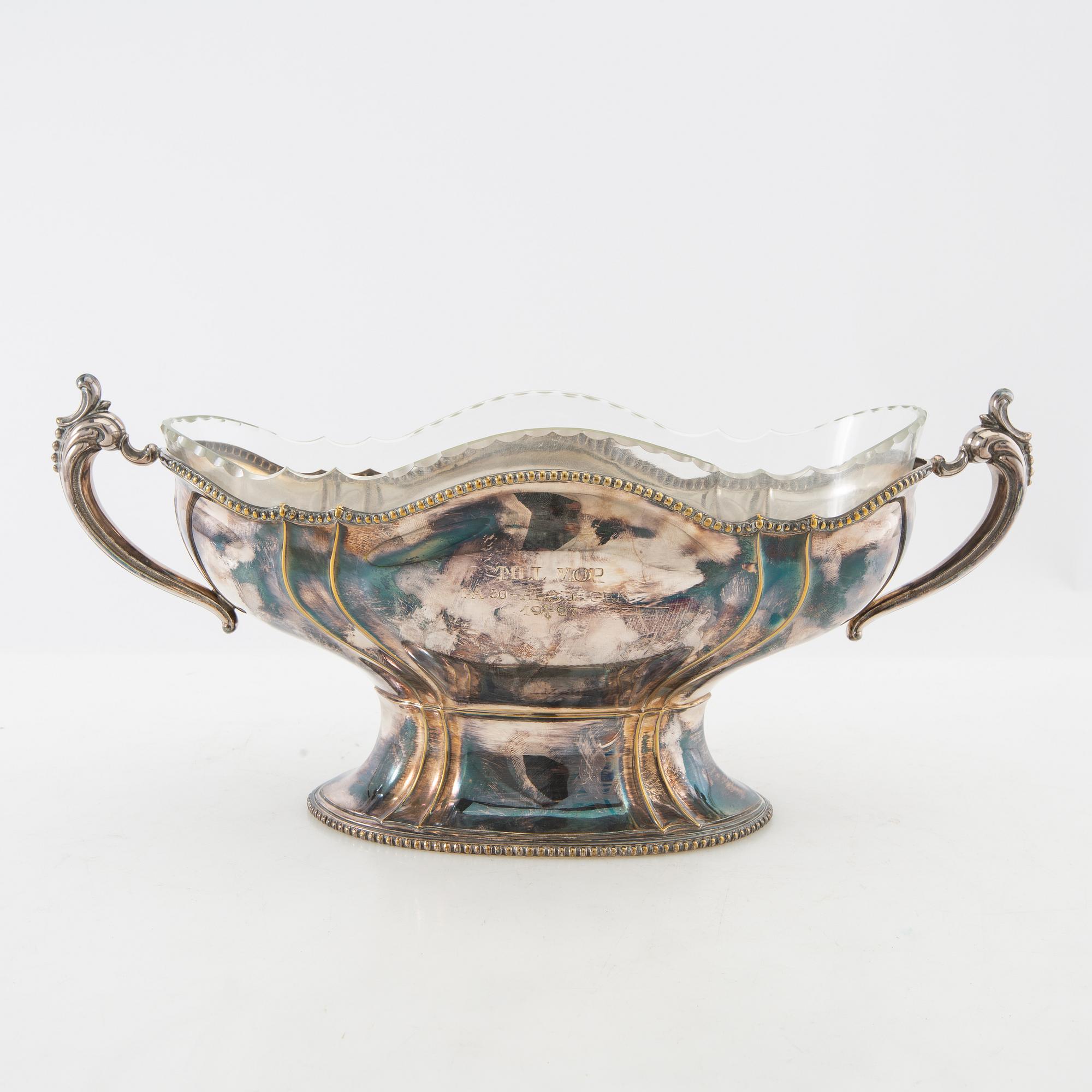 Skålar på fot 2 st samt jardinière nysilver 1900-talets början.