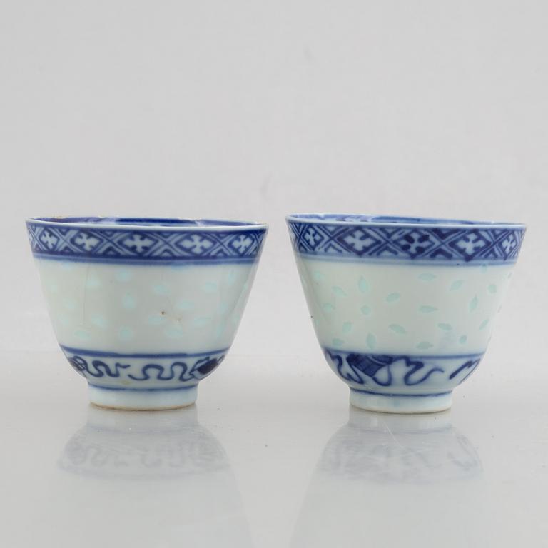 Parti kinesiskt porslin, 13 delar, Qingdynastin, 1700- och 1800-tal.