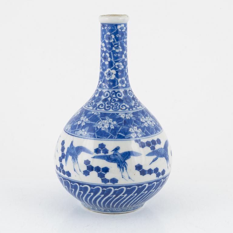 A blue and white Japanese vase, Meiji period (1868-1912).