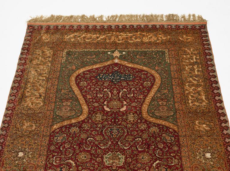 Matta, antik silke Kum Kapi med metallbroschering, Istanbul omkring 1910, "Sultan's Head Prayer" design.