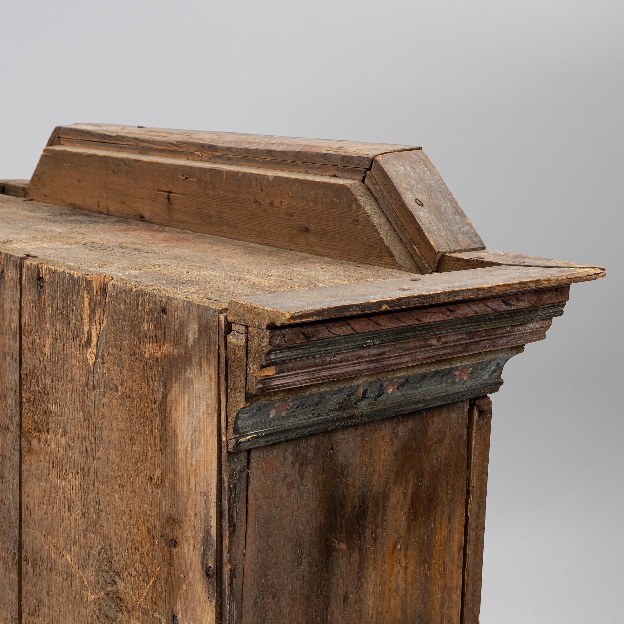A folk-art cabinet attributed to  "Gammelmålaren" Anders Nilsson (Brunskog, 1807–1889).