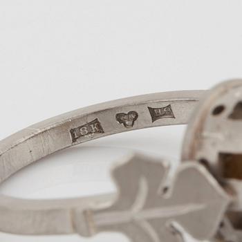 Wiwen Nilsson, ring, 18K vitguld med pärla, Lund 1958.