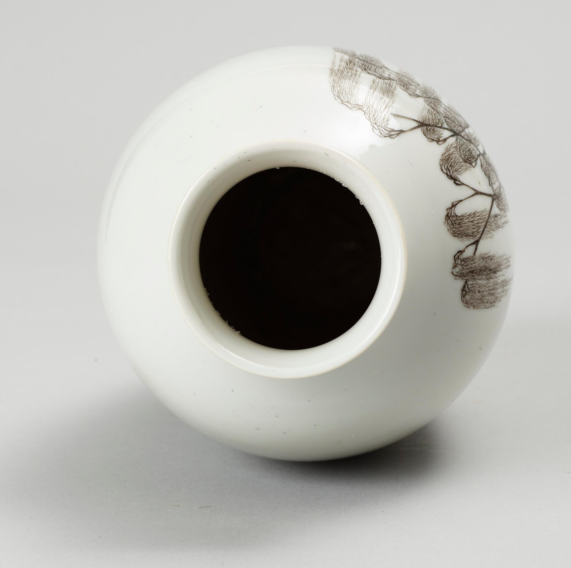 VAS, porslin. Kina. 1900-tal.