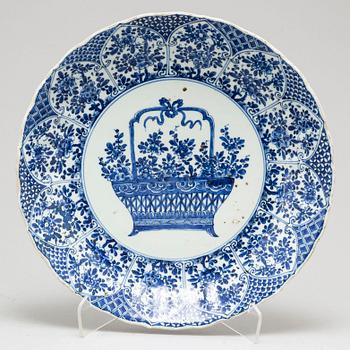 A large blue and white serving dish, Qing dynasty, Kangxi (1662-1722).