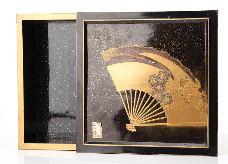 A Japanese lacquered box with cover, Meiji period (1868-1912).