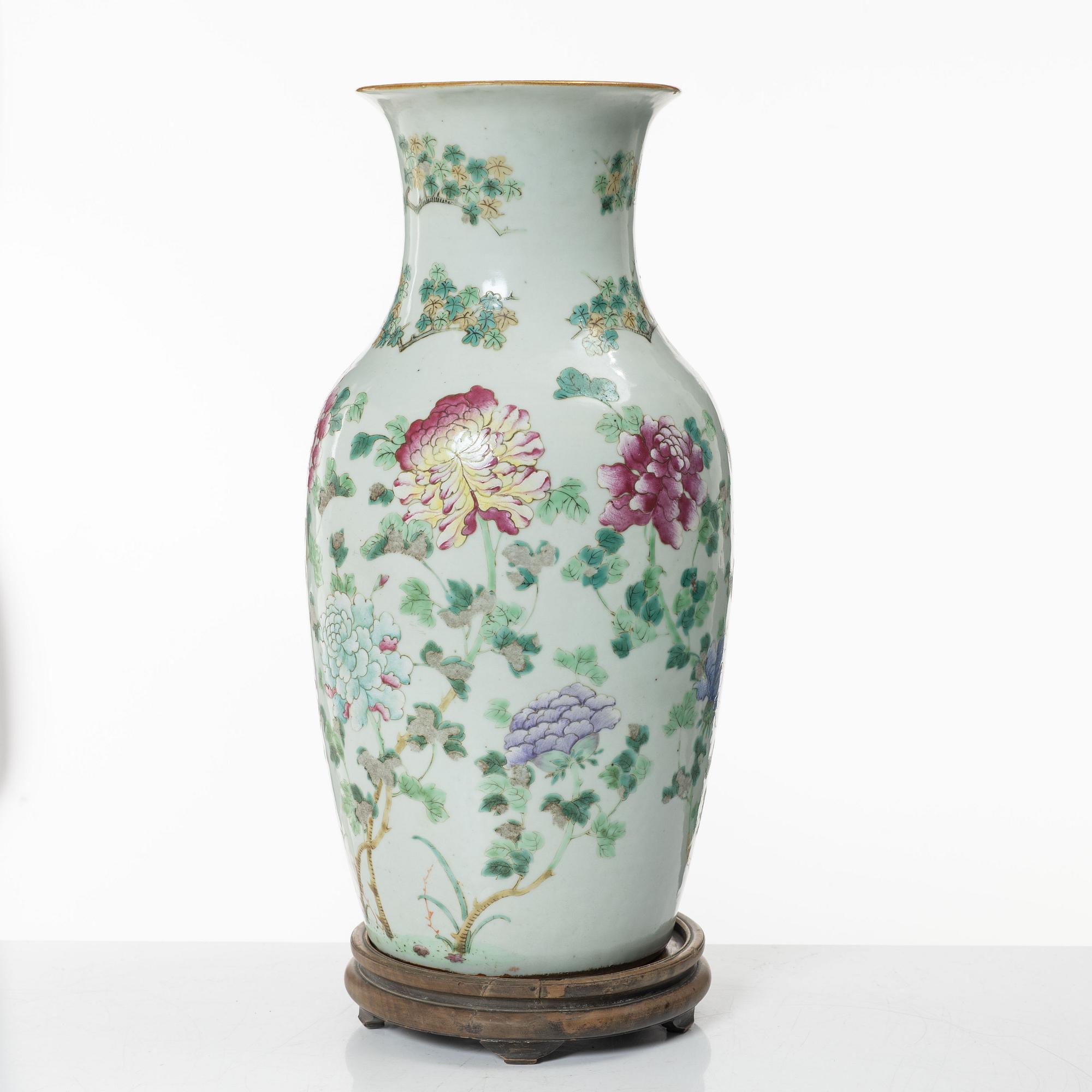 A Chinese famille rose porcelain 'phoenix' vase, late Qing dynasty / early 20th century.