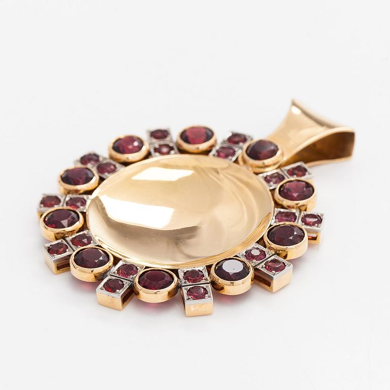 Kalevala Koru, pendant, faceted garnets, 14K gold, Helsinki 1961.