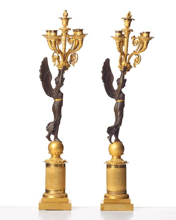 KANDELABRAR ett par för fem ljus, sign Rabiat, bronsmakare verksam i Paris 1756-1815, Frankrike ca 1810, empire.